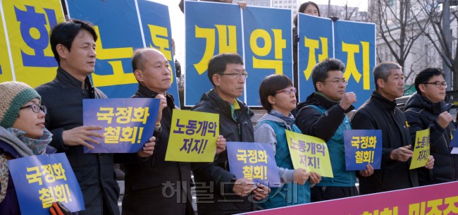 전교조가 16일 역사교과서 국정화 철회와 민주주의 회복을 위한 2차 교사 시국선언을 서울 청계광장에서 열고 있다. 교육부는 시국선언이 교육의 중립성 등을 규정한 교육기본법 등에 어긋나는 위법행위라고 보고 1차 시국선언을 주도한 변성호 전교조 위원장 등 전임자 84명을 검찰에 고발하는 한편 각 시도 교육청에 징계를 요구했다. 그러나 실제 교사 징계는 한명도 없다. 정희조 기자/checho@heraldcorp.com