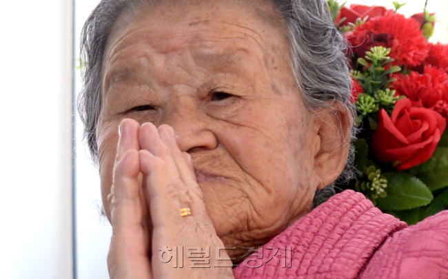 윤병세 외교부 장관과 기시다 후미오(岸田文雄) 일본 외무상이 28일 오후 위안부 문제 해결을 위한 외교장관 회담을 시작한 가운데 경기 광주 나눔의 집에서 할머니들이 TV를 지켜보고 있다. 한 할머니는 두손 모아 기도하고 있다. 박현구 기자/phko@heraldcorp.com
윤병세 외교부 장관과 기시다 후미오(岸田文雄) 일본 외무상이 28일 오후 위안부 문제 해결을 위한 외교장관 회담을 시작한 가운데 경기 광주 나눔의 집에서 할머니들이 TV를 지켜보고 있다. 한 할머니는 두손 모아 기도하고 있다. 박현구 기자/phko@heraldcorp.com