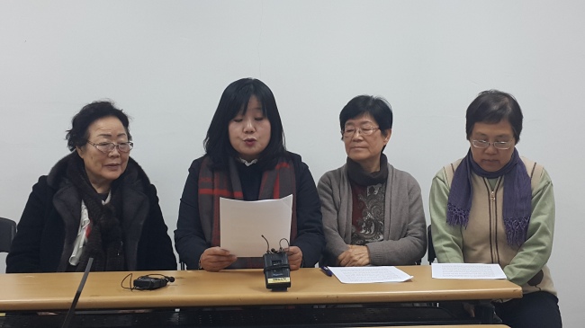 위안부 피해자 중 한 분인 이용수 할머니(사진 왼쪽 첫 번째)가 정대협 관계자들과 함께 한일간의 합의에 대해 비판하는 성명을 발표하고 있다. 신동윤 기자/realbighead@heraldcorp.com
위안부 피해자 중 한 분인 이용수 할머니(사진 왼쪽 첫 번째)가 정대협 관계자들과 함께 한일간의 합의에 대해 비판하는 성명을 발표하고 있다. 신동윤 기자/realbighead@heraldcorp.com