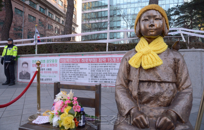 29일 오전 소녀상이 바로 맞은 편 서울 종로구 일본대사관을 바라보듯이 응시하며 자리를 지키고 있다.
정희조 기자/checho@heraldcorp.com