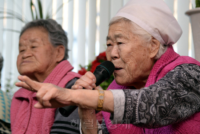 28일 오후 경기도 광주시 일본군 위안부 피해자 쉼터 나눔의 집에서 이옥선 할머니가 “(일본 정부는) 우리가 다 죽을 때를 기다려 배상을 안하려 하지만 끝까지 공식 사죄를 받고 법적 배상을 받아야겠다”며 한일 합의를 비판했다.  박현구 기자/phko@heraldcorp.com