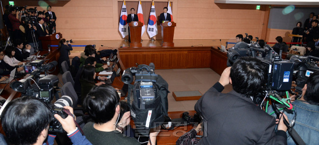 일본군 위안부 문제 담판을 위한 한일 외교장관 회담 공동기자회견이 28일 오후 서울 외교부 청사에서 열렸다. 안훈 기자/rosedale@heraldcorp.com