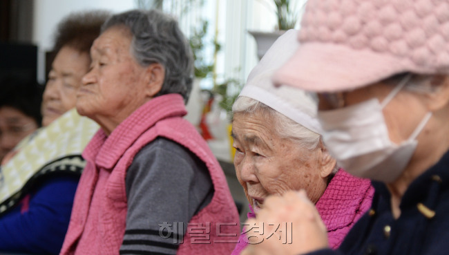위안부 할머니들이 28일 한일 간 합의에 대해 “피해자를 생각지 않았다”며 분노했다. 안신권 나눔의 집 소장은 “아베 총리 사죄가 공식인지 개인 사죄인지 모르지만 법적 책임은 빠진 것 같다”면서 “할머니들은 돈을 요구한 게 아니라 법적인 책임을 지라고 한 것”이라고 강조했다.박현구 기자/phko@heraldcorp.com