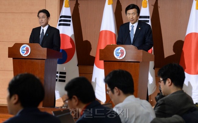 일본군(軍) 위안부 문제 담판을 위한 한일 외교장관 회담 공동기자회견이 28일 오후 서울 외교부 청사에서 열리고 있다. 사진=안훈 기자 rosedale@heraldcorp.com