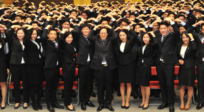 <YONHAP PHOTO-0574> NH농협금융 김용환 회장, 신입사원 특강 (서울=연합뉴스) NH농협금융 김용환 회장(앞줄 가운데)이 28일 서울 중구 농협 본부 대강당에서 농협금융 신규직원을 대상으로 특강을 진행한 뒤 기념촬영을 하고 있다. 2015.12.29 << NH농협금융지주 제공 >> photo@yna.co.kr/2015-12-29 09:58:13/ <저작권자 ⓒ 1980-2015 ㈜연합뉴스. 무단 전재 재배포 금지.>
<YONHAP PHOTO-0574> NH농협금융 김용환 회장, 신입사원 특강 (서울=연합뉴스) NH농협금융 김용환 회장(앞줄 가운데)이 28일 서울 중구 농협 본부 대강당에서 농협금융 신규직원을 대상으로 특강을 진행한 뒤 기념촬영을 하고 있다. 2015.12.29 << NH농협금융지주 제공 >> photo@yna.co.kr/2015-12-29 09:58:13/ <저작권자 ⓒ 1980-2015 ㈜연합뉴스. 무단 전재 재배포 금지.>