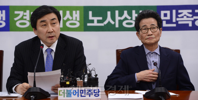 더불어민주당 이원걸 원내대표(왼쪽)과 이목희 정책위의장이 29일 원내대책회의서 한일간 위안부 협상 타결에 대해 비판했다. 박해묵 기자/mook@heraldcorp.com