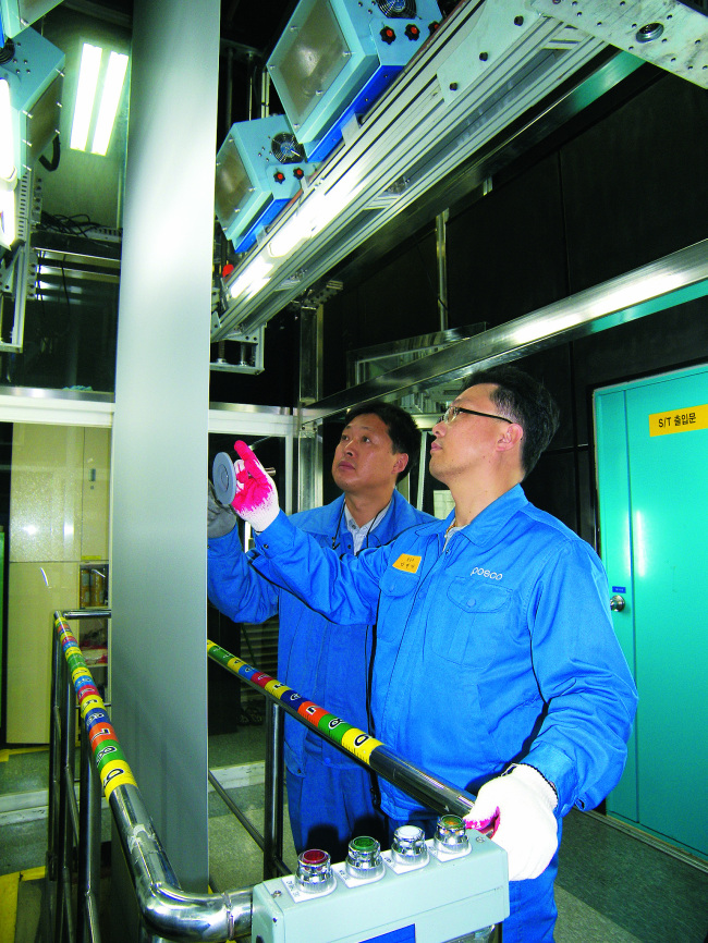 Engineers at a plating unit check the quality of steel sheeting produced at POSCO’s Gwangyang plant in South Jeolla Province.   POSCO