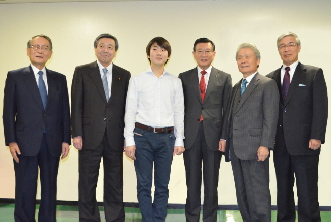 Kumho Asiana Group chairman Park Sam-koo (third from right) and pianist Cho Seong-jin (third from left) pose in November in Japan. Cho, the winner of the 2015 International Chopin Competition, participated in Kumho Foundation’s training program.   Kumho Asiana Cultural Foundation