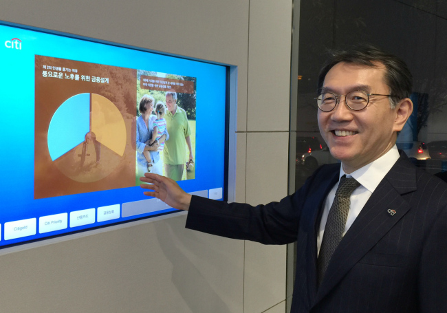 Citibank Korea CEO Park Jin-hei operates the bank’s interactive touch screen kiosk. Citibank Korea