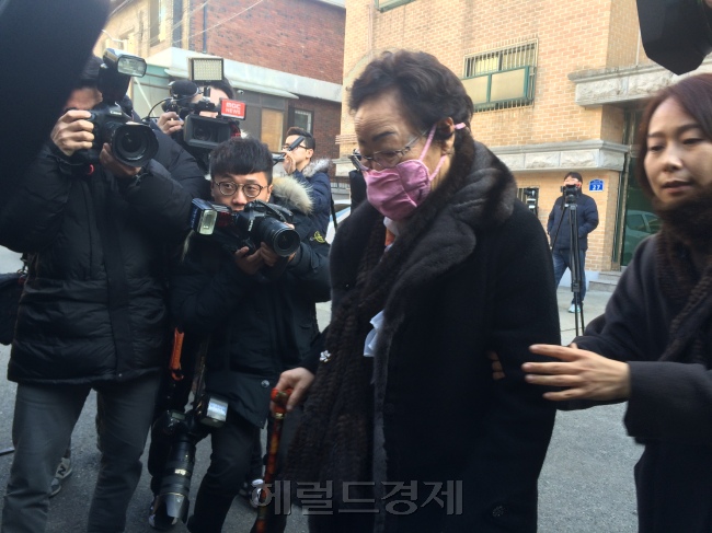 일본군위안부 피해자 이용수(88) 할머니가 임성남 외교부 1차관과의 면담을 위해 서울 마포구 정대협 쉽터로 들어가고 있다.