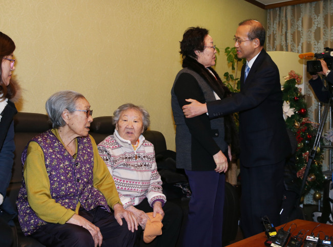Vice Foreign Minister Lim Sung-nam meets victims of Japan’s wartime sex slavery in Seoul on Tuesday.   Yonhap