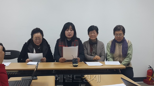 (왼쪽부터)이용수 할머니, 윤미향 정대협 상임대표, 한국염 공동대표가 위안부 문제에 대해 합의한 것을 두고 입장을 발표하고 있다. [헤럴드경제=신동윤 기자]
(왼쪽부터)이용수 할머니, 윤미향 정대협 상임대표, 한국염 공동대표가 위안부 문제에 대해 합의한 것을 두고 입장을 발표하고 있다. [헤럴드경제=신동윤 기자]