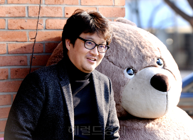 영화 ‘내부자들’의 우민호 감독이 지난 29일 서울 종로구 소격동의 한 카페에서 헤럴드경제와 만나 포즈를 취하고 있다. 우 감독은 “뛰어난 원작이 바탕이 돼서 좋은 시나리오가 나왔다”며 윤태호 작가의 웹툰 원작을 추켜세웠다. 박현구 기자/phko@heraldcorp.com