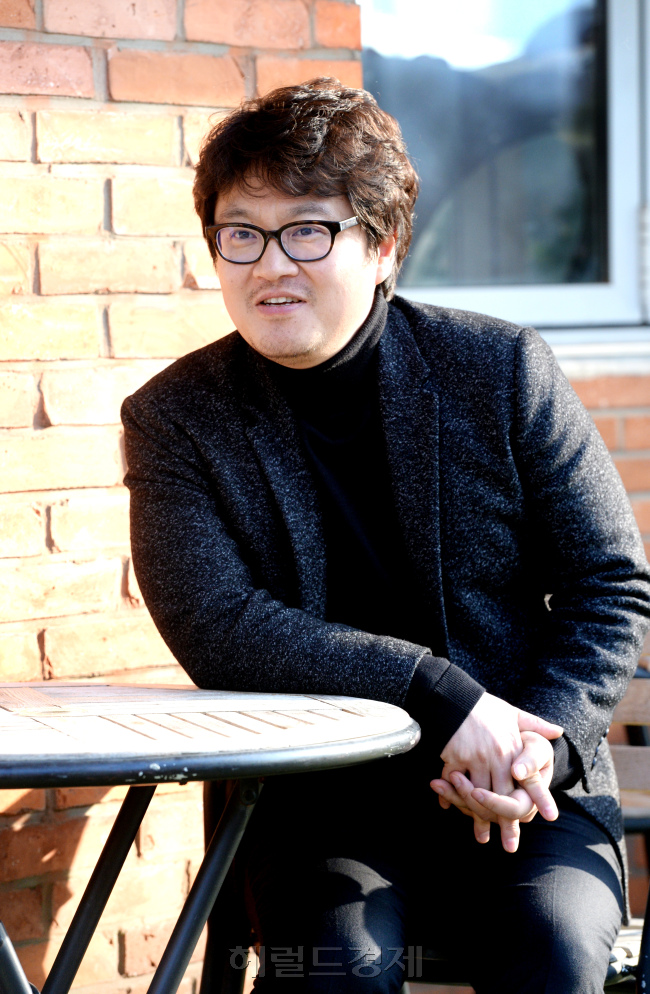 영화 ‘내부자들’의 우민호 감독이 지난 29일 서울 종로구 소격동의 한 카페에서 헤럴드경제와 만나 포즈를 취하고 있다. 우 감독은 “뛰어난 원작이 바탕이 돼서 좋은 시나리오가 나왔다”며 윤태호 작가의 웹툰 원작을 추켜세웠다. 박현구 기자/phko@heraldcorp.com