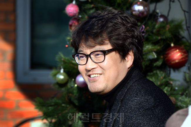 영화 ‘내부자들’의 우민호 감독이 지난 29일 서울 종로구 소격동의 한 카페에서 헤럴드경제와 만나 포즈를 취하고 있다. 우 감독은 “뛰어난 원작이 바탕이 돼서 좋은 시나리오가 나왔다”며 윤태호 작가의 웹툰 원작을 추켜세웠다. 박현구 기자/phko@heraldcorp.com