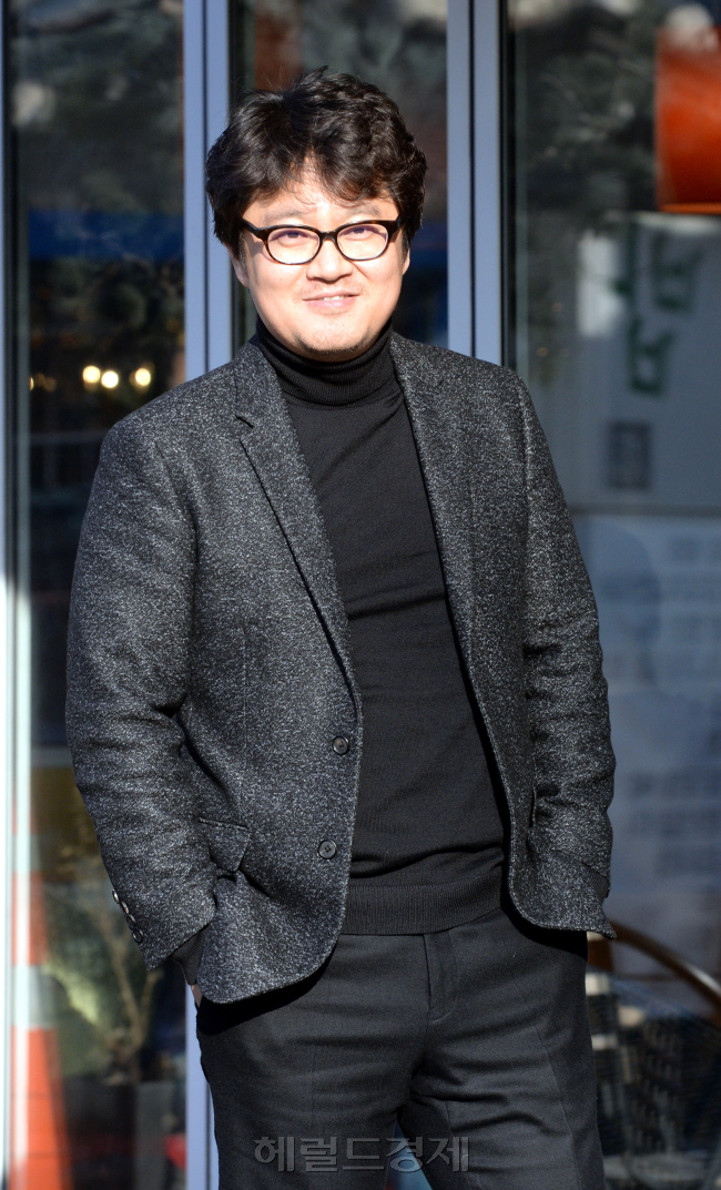 영화 ‘내부자들’의 우민호 감독이 지난 29일 서울 종로구 소격동의 한 카페에서 헤럴드경제와 만나 포즈를 취하고 있다. 우 감독은 “뛰어난 원작이 바탕이 돼서 좋은 시나리오가 나왔다”며 윤태호 작가의 웹툰 원작을 추켜세웠다. 박현구 기자/phko@heraldcorp.com