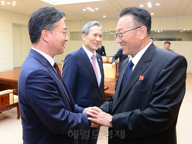 북한은 30일 김양건 노동당 비서 겸 통일전선부장이 29일 교통사고로 사망했다고 밝혔다. 사진은 8ㆍ25 합의 타결 이후 홍용표 통일부장관과 손 맞잡고 웃음을 짓고 있는 김양건(오른쪽) 비서. [사진=헤럴드 DB]