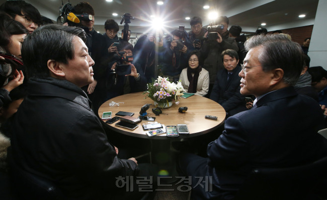 문재인 더불어민주당(새정치연합) 대표와 신당 창당을 추진 중인 안철수 의원이 30일 서울 도봉구 창동성당에서 열린 고(故) 김근태 전 민주통합당 상임고문 4주기 추모미사에 나란히 참석해 대화를 나누고 있다. 두 사람의 만남은 지난 13일 새벽 문 대표가 탈당을 만류하기 위해 안 의원의 서울 노원구 자택을 찾은 후 17일 만이다. / 안훈 기자 rosedale@heraldcorp.com 2015.12.30
문재인 더불어민주당(새정치연합) 대표와 신당 창당을 추진 중인 안철수 의원이 30일 서울 도봉구 창동성당에서 열린 고(故) 김근태 전 민주통합당 상임고문 4주기 추모미사에 나란히 참석해 대화를 나누고 있다. 두 사람의 만남은 지난 13일 새벽 문 대표가 탈당을 만류하기 위해 안 의원의 서울 노원구 자택을 찾은 후 17일 만이다. / 안훈 기자 rosedale@heraldcorp.com 2015.12.30