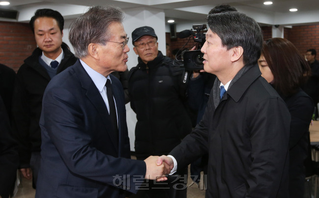 문재인 더불어민주당 대표와 안철수 무소속 의원이 안 의원의 탈당 이후 17일만에 고(故) 김근태 전 민주통합당 상임고문의 4주기 추모행사에서 짧은 만남을 가졌다. 사진=안훈 기자 rosedale@heraldcorp.com