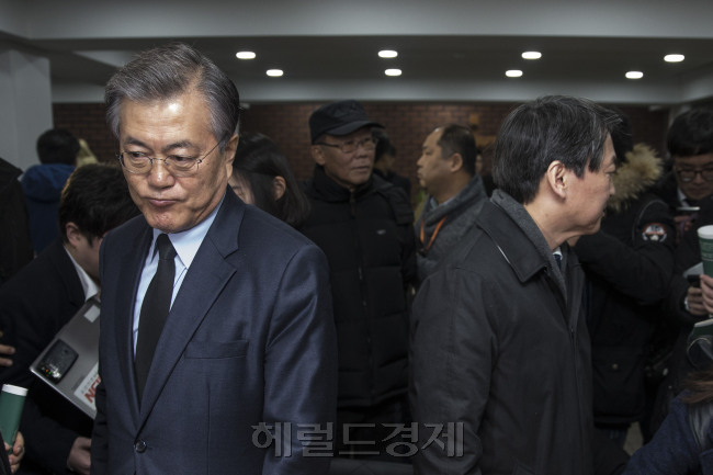 문재인 더불어민주당 대표와 안철수 무소속 의원이 안 의원의 탈당 이후 17일만에 고(故) 김근태 전 민주통합당 상임고문의 4주기 추모행사에서 짧은 만남을 가졌다. 사진=안훈 기자 rosedale@heraldcorp.com