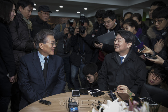 문재인 더불어민주당 대표와 안철수 무소속 의원이 30일 오전 서울 도봉구 창동성당에서 열린 고 김근태 전 상임고문의 4주기 추모행사에서 만나 대화를 나누고 있다. / 안훈 기자 rosedale@heraldcorp.com