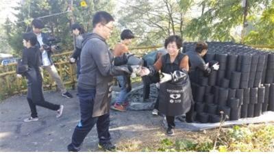 ▲연탄을 나르며 마음을 잇는다.(사진제공=서울마을정보카페 서울인어울마당)