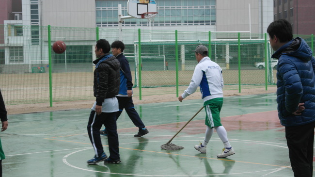 ▲ 코트를 청소하는 아보사 멤버들