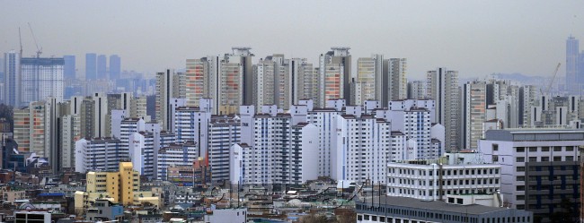 2015 부동산은 전세난 등으로 대변되면서 한마디로 ‘미쳤었다’는 얘기를 들었다. 전세가율이 고공행진하면서 월세화 비중이 껑충 뛴 것이 올해 부동산 시장의 큰 특징이다. 사진은 서울 아파트 단지 전경. [사진=헤럴드경제DB]
