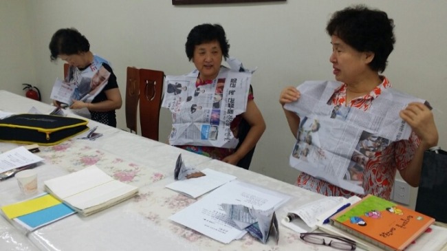 ▲ 구연동화 시간에 종이접기를 하며 즐거워하는 회원들