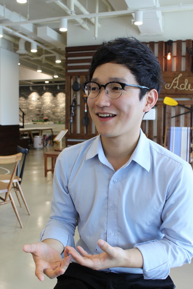 Lee Min-seok (left), co-founder and general director of mobile travel application start-up TNDN. (Kakao)