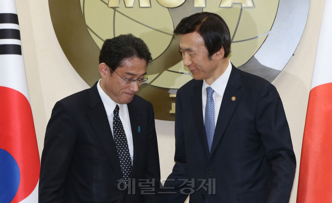윤병세 외교부장관과 기시다 후미오 일본 외무상이 지난 28일 서울 외교부 청사에서 한일 외교장관회담이 열리기 전 만나 악수를 나누고 있다. 사진=안훈 기자/rosedale@heraldcorp.com