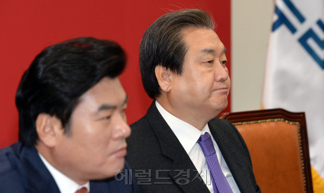 원유철 새누리당 원내대표와 김무성 새누리당 대표가 31일 국회에서 열린 최고위원회에서 발언을 경청하고 있다. 안훈 기자/rosedale@heraldcorp.com