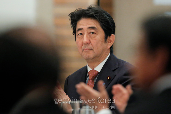 [위안부 담판 그 후] “배신당했다…”, 日 보수도 진보도 아베에 등 돌렸다?