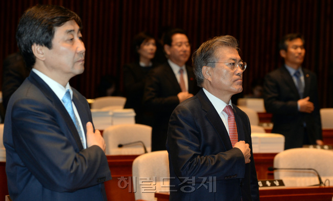 문재인 더불어민주당 대표는 31일 국회 본청 로텐더홀에서 열린 ‘위안부 협상 규탄대회에서 한국과 일본 정부의 일본군 위안부 협상 타결을 비판하면서 위안부 피해자들을 위한 재단설립자금 100억원 국민모금운동을 제안했다. 안훈 기자 rosedale@heraldcorp.com 2015.12.31
