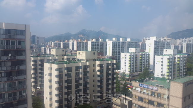 새 해에도 내 집 마련의 꿈은 계속된다. 미분양 논란이 솔솔 흘러나오고 있지만 1월에만 1만5093가구가 신규 분양을 시작한다. 전문가들은 새해 부동산 시장은 전반적으로 점차 둔화하는‘ 상고 하저’ 양상을 나타내며, 대출 규제가 시행
되는 1분기까지는 관망세가 이어질 것으로 예상했다. [사진=헤럴드DB］