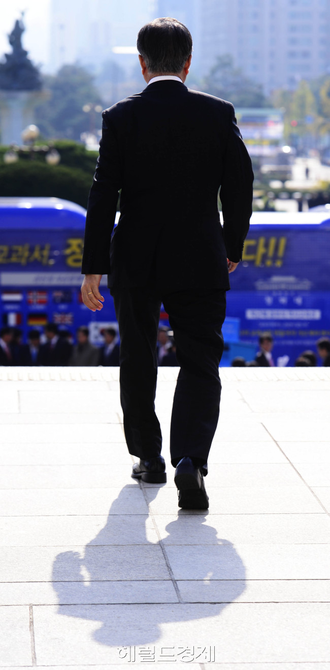 문재인의 무거운 발걸음’ 문재인 새정치민주연합 대표가 2일 오전 서울 여의도 국회에서 역사교과서 국정화 반대 국민의견 전달 성명서 발표를 하기 위해 이동하고 있다. 박해묵 기자/mook@heraldcorp.com