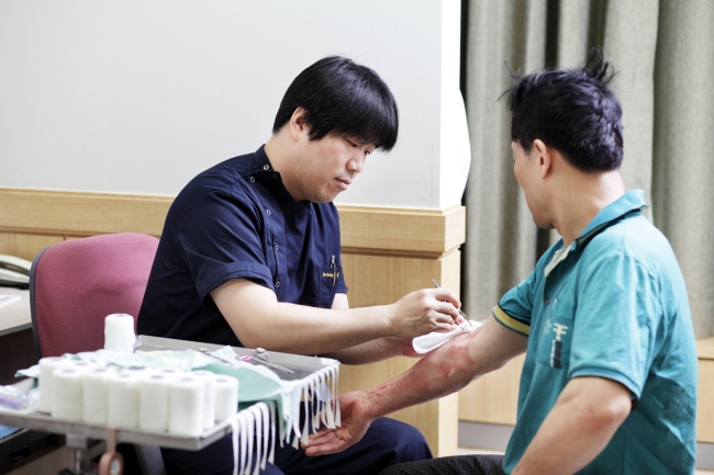 겨울철 보온장판이나 커피포트 등의 사용이 늘면서 이로 인한 화상환자가 자주 발생한다. 찬물을 부어 화상부위를 식히는 것도 좋으며 무엇보다 응급처치 후 병원을 찾아 화
상정도를 살피고 2차 감염을 막기 위한 처치를 받는 것이 중요하다.