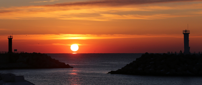 Tourists watch the sun rise on Jinha Beach, Ulsan. (Yonhap)