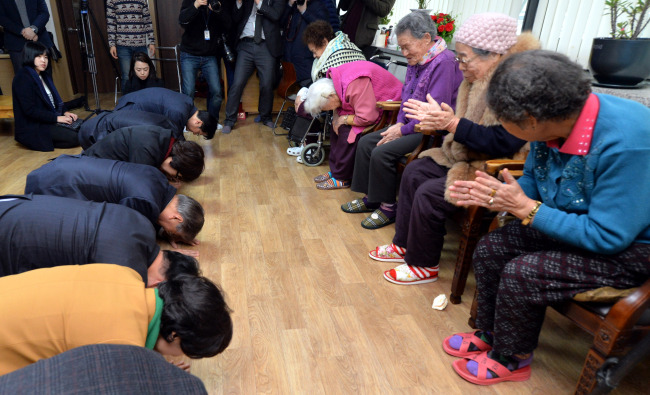 문재인 더불어민주당 대표를 비롯한 소속 의원들이 31일 오후 경기도 광주 나눔의 집을 방문해 할머니들에게 큰절을 올리고 있다.2015.12.31. 국회사진기자단/
문재인 더불어민주당 대표를 비롯한 소속 의원들이 31일 오후 경기도 광주 나눔의 집을 방문해 할머니들에게 큰절을 올리고 있다.2015.12.31. 국회사진기자단/