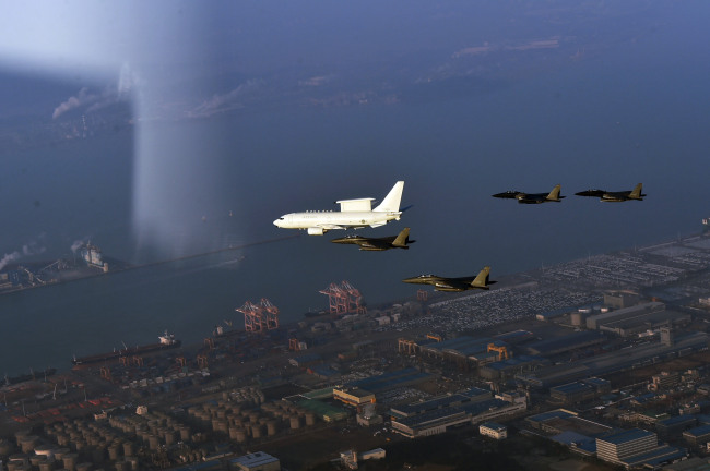 South Korean Air Force performs an air drill across the coastal city of Pyeongtaek, Gyeonggi Province, on Dec. 31. (Yonhap)