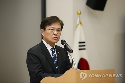 Choi Yang-hee, Minister of Science, ICT and Future Planning, speaks at a workshop to accelerate innovation in the public sector in April in 2015. (Yonhap)