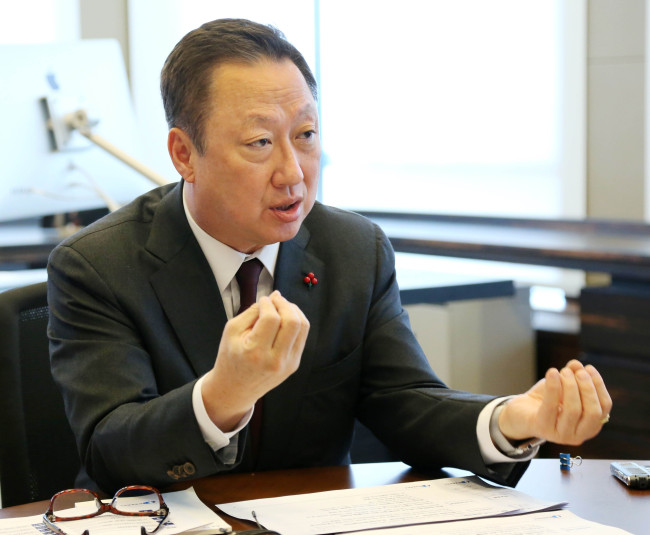KCCI chairman Park Yong-maan speaks during a New Year’s interview. (KCCI)