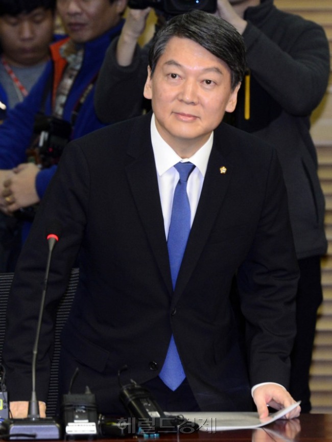 안철수 무소속 의원이21일 오전 서울 여의도 국회 의원회관에서 신당 창당 계획을 발표하기 위해 자리에 앉고 있다. 박해묵 기자/mook@heraldcorp.com