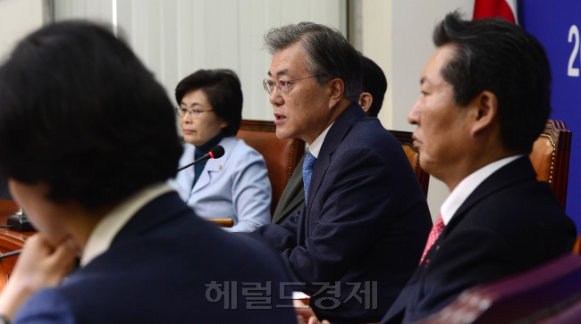 문재인 더불어민주당 대표가 4일 오전 서울 여의도 국회에서 열린 최고위원회의에서 모두발언을 하고 있다. 박해묵 기자/mook@heraldcorp.com
