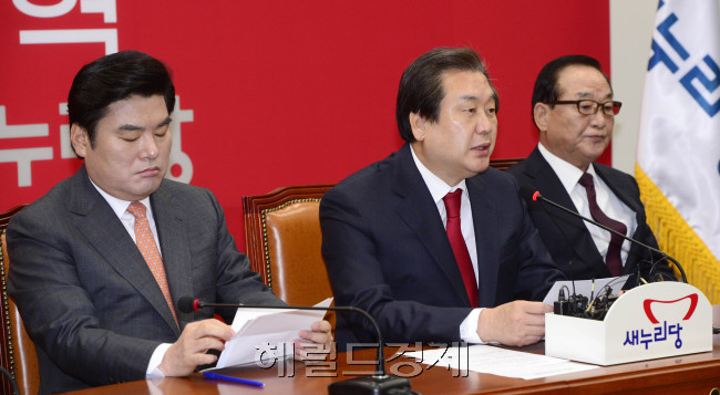 김무성 새누리당 대표와 원유철 새누리당 원내대표가 4일 오전 서울 여의도 국회에서 열린 최고위원회의에서 모두발언을 하고 있다. 박해묵 기자/mook@heraldcorp.com