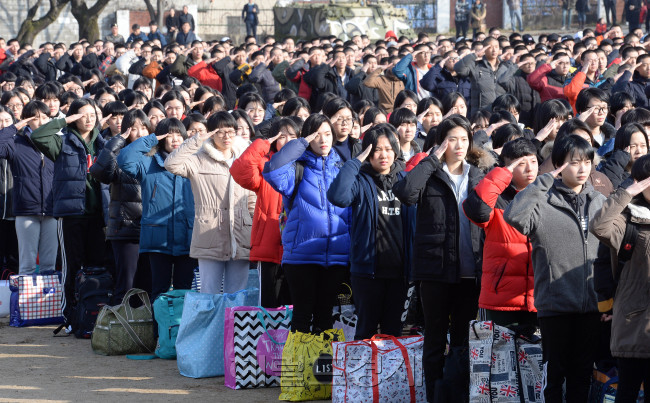 장병들이 군입대를 위해 입영행사에 참가하고 있다. 사진=안훈 기자/rosedale@heraldcorp.com