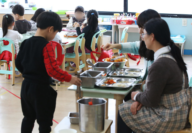 Children have lunch Monday at a kindergarten in Suwon, Gyeonggi Province.   Yonhap