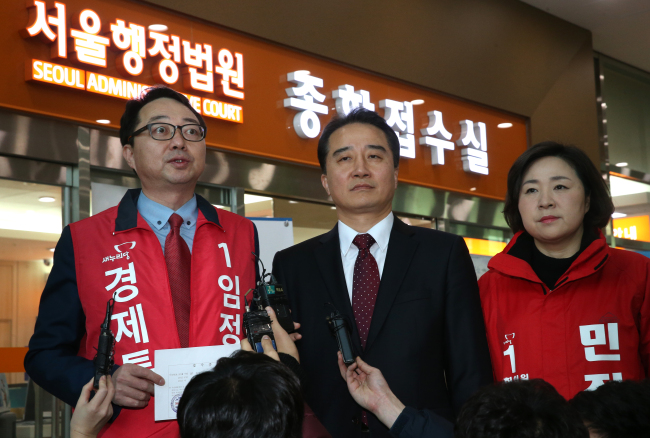 Preliminary candiates hold press conference after filing a lawusit againt the National Assembly over its failure to meet legal deadline for determining new constituencies. Yonhap
