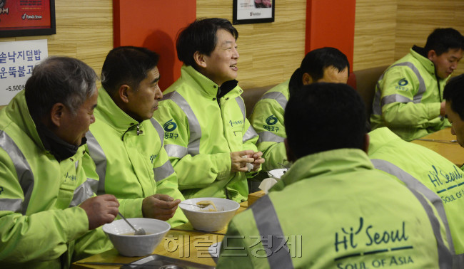 안철수 의원이 5일 오전 서울 영등포역 동부광장에서 환경미화원과 함께 새해맞이 청소를 마친 뒤 분식집에서 어묵탕을 먹고  있다. 박해묵 기자/mook@heraldcorp.com