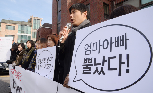 4살, 5살 연년생 딸을 어린이집에 보내고 있는 직장인 한모(40ㆍ서울 공덕동)씨는 새해부터 큰 걱정이 생겼다. 매달 28만원씩 지원되는 보육료 지원이 끊기면 아이 둘을 어린이집 보내는데만 매달 60만원 가량의 돈을 더 내야 하기 때문이다. 한씨는 “생활비도 빠듯한데 보육료 지원마저 끊기면 두 아이 모두 어린이집에 보낼 수가 없다”며 “한 명만 어린이집에 보내거나 둘 다 집에 데리고 있어야 하는데 맞벌이라 이도 여의치 않다”고 하소연했다.
서울 광주 경기 전남지역 학부모는 올해 누리과정 예산이 전액 삭감되면서 걱정과 불만이 이처럼 산더미로 쌓이고 있다. 전국 17개 시ㆍ도 교육청 중 어린이집 누리과정 예산을 편성하지 않은 교육청은 서울ㆍ광주ㆍ세종ㆍ경기ㆍ강원ㆍ전북ㆍ전남교육청 등 7곳이다. 서울ㆍ광주ㆍ경기교육청은 시ㆍ도 의회가 이미 편성된 유치원 누리과정 예산마저 삭감한 상태다.
이에 따라 이 지역 학부모는 유치원에 아이를 보낸다면 이달부터, 어린이집은 다음달부터 월 22만~28만원을 더 낼 수도 있다. 시기가 다른 건 유치원과 어린이집의 원비 결제 방식이 다르기 때문이다.
어린이집은 매달 15일을 전후해 학부모가 신용카드로 보육비를 결제하면 그 다음달 20일경 시도가 교육청에서 받은 돈으로 카드사와 정산한다. 2월 정산 시점까지 50일 정도 여유가 있기 때문에 학부모들은 이번 달에도 기존대로 카드로 결제하면 된다.
반면 유치원은 교육청이 매달 20∼25일 관내 유치원에 지원금을 직접 교부한다. 서울처럼 유치원 예산이 전혀 없는 곳은 당장 유치원에 1월 지원금을 줄 수 없다. 이 경우 유치원들은 교육청에서 받지 못한 지원금을 학부모에게 요청할 수 있다.
누리과정 예산 ‘0원’에 화가 난 일부 학부모들 사이에선 다가오는 총선에서 누리과정 예산 갈등을 매년 반복하고 있는 정부를 심판하겠다는 주장도 나오고 있다. 박진국 참사랑보육학부모회 대표는 “누리과정 문제는 애초부터 정부에서 내건 공약에서 출발하고 있다”며 “무능한 정부는 매년 반복되고 있는 문제를 해결하지 못하고 있기 때문에 학부모들은 유권자로서 거기에 대한 응당한 의사표시를 할 것”이라고 말했다.
5살 자녀를 둔 김모(37)씨는 “결국 예산 문제인데 제도는 중앙에서 만들고 돈은 지자체가 알아서 해결하라고 하는 것도 모순 아니냐”며 “정부가 누리과정 제도를 시행하려면 학부모들 불안하지 않게 제대로 했으면 좋겠다”고 분노했다. 6살 자녀를 어린이집에 보내고 있는 한 주부(서울 아현동ㆍ37)는 “대선 때 이것저것 다 만들어 지원하겠다고 공약해놓고 시간이 지나니 예산도 없는 지자체에 책임을 떠넘기는 나라가 어디 있냐”며 “아이 낳기만 하면 나라에서 알아서 키워주겠다는 말은 하지도 말라”고 정부를 비난했다.
한편 한국어린이집총연합회는 “현행법령상 누리과정예산편성 의무는 시ㆍ도교육청에 있다”며 시ㆍ도 교육감들에게 예산 편성을 거듭 촉구했다.
한국민간어린이집연합회는 다음주 중으로 ‘누리과정 미지급시를 대비해야 한다’는 내용을 담은 안내문을 학부모들에게 보내는 방안을 검토중이다. 장진환 한국민간어린이집연합회장은 “예산 편성이 되어 있지 않은 상황에선 언제든지 보육대란 가능성이 있기 때문에 이번주 안에 누리과정 문제가 해결되지 않으면 다음주에는 학부모들에게 추가비용 부담 등 미리 대비해야 한다는 안내문을 보낼 생각”이라고 했다.
박세환 기자/greg@heraldcorp.com